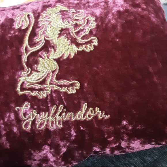 Gryffindor Burgundy Velvet Robe Harry Potter Gryffindor Robe - Pottery Barn Teen - Picture 7 of 7
